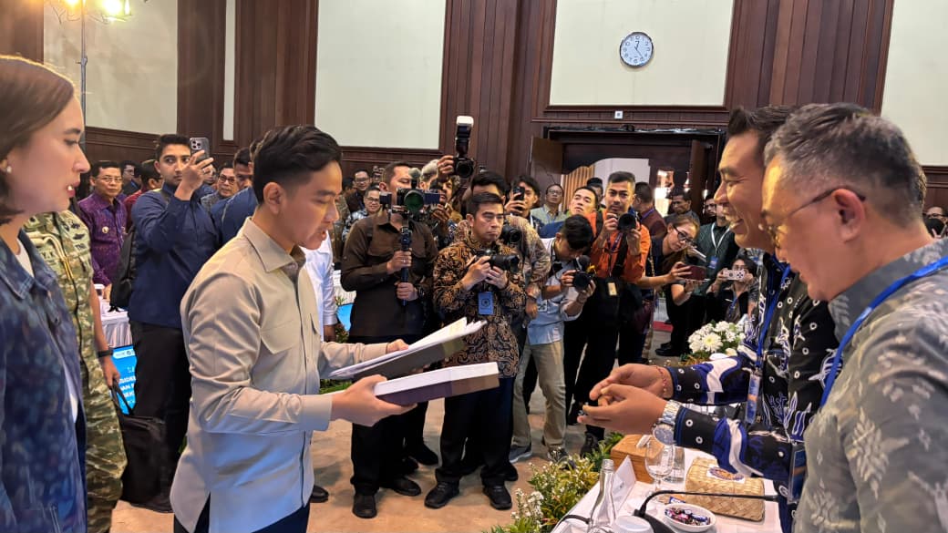 Ketua DPD ASITA Bali Putu Winastra Serahkan Profil ASITA dan BBTF kepada Wakil Presiden Gibran